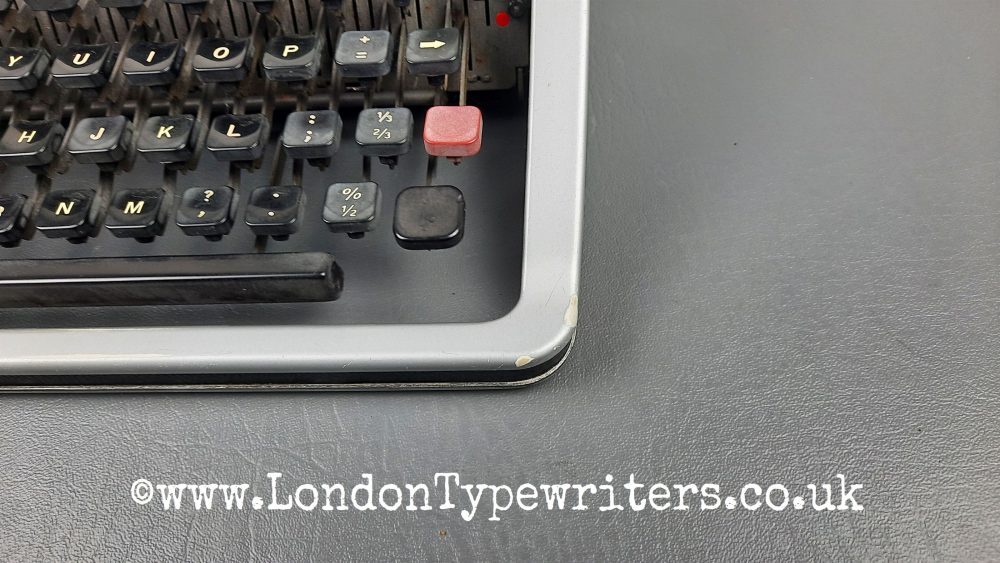 Working Olivetti Lettera DL Typewriter - New Ribbon, Case - Made in Italy - Image 3