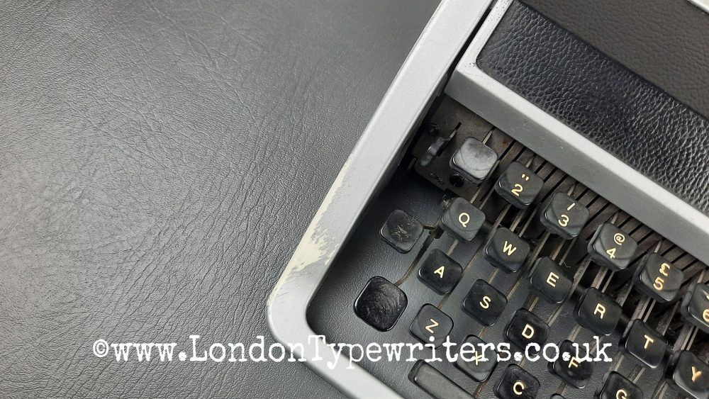 Working Olivetti Lettera DL Typewriter - New Ribbon, Case - Made in Italy - Image 4